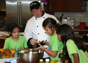 In this hands-on class, children take part in preparing their natural meal. 